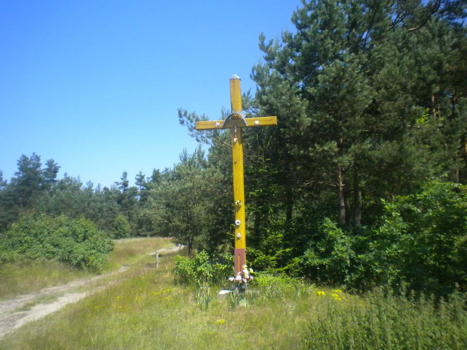 Krzyż na końcu wsi Grabownica droga w lewo wiedzie przez las do Eustachowa 