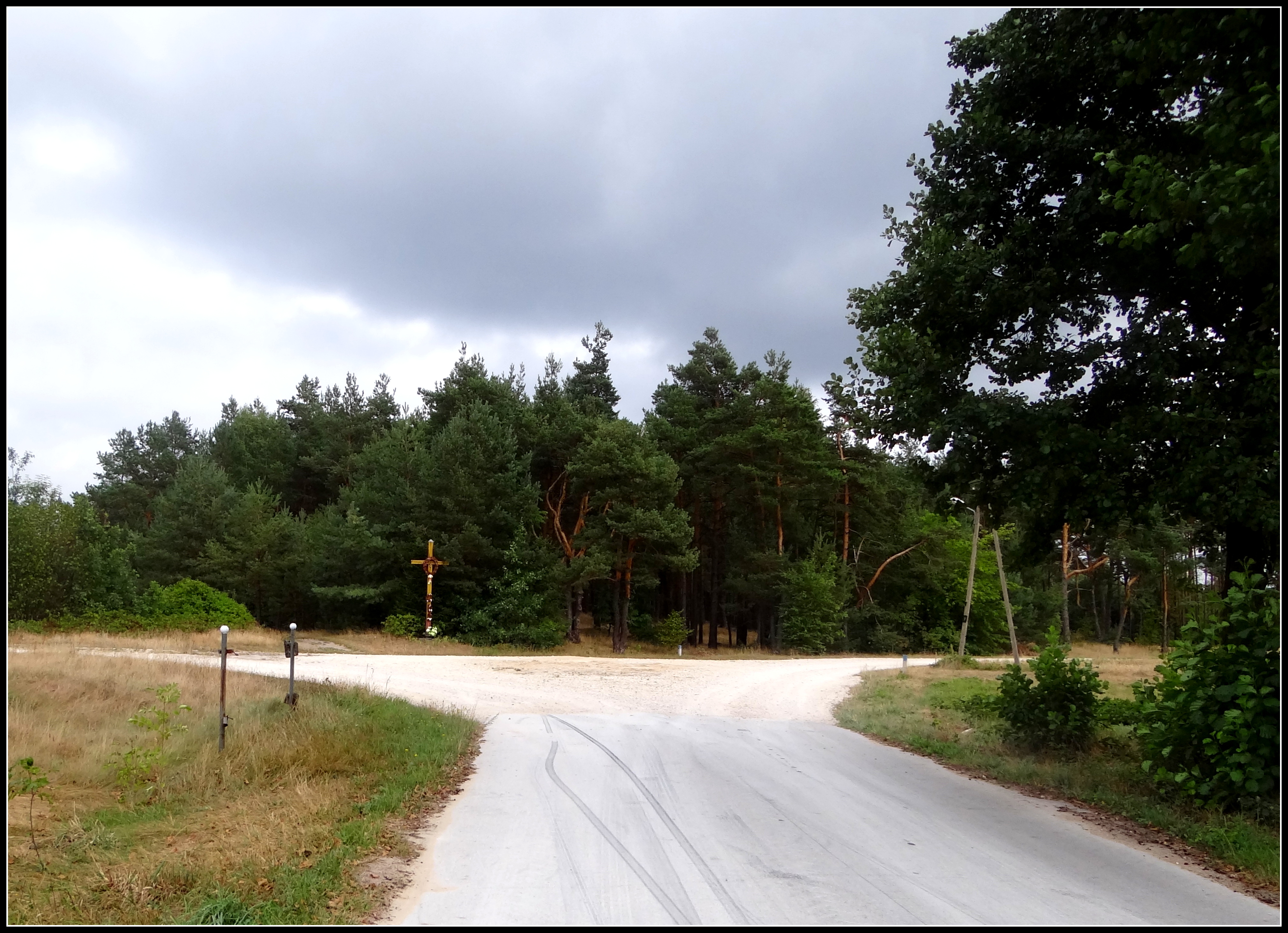 krzyż na końcu Grabownicy -droga w lewo przez las prowadzi do Eustachowa -w prawo prowadzi na Rosochy 