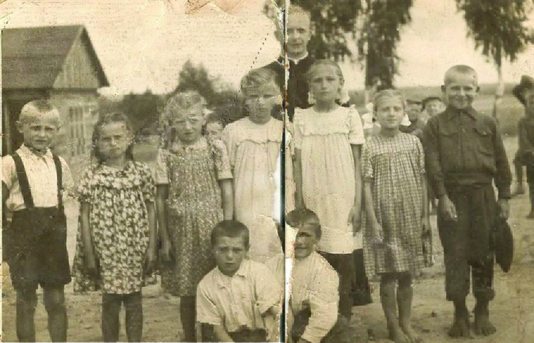 dzieci z Grabownicy z ksiedzem Chatem po srodku ok 1955